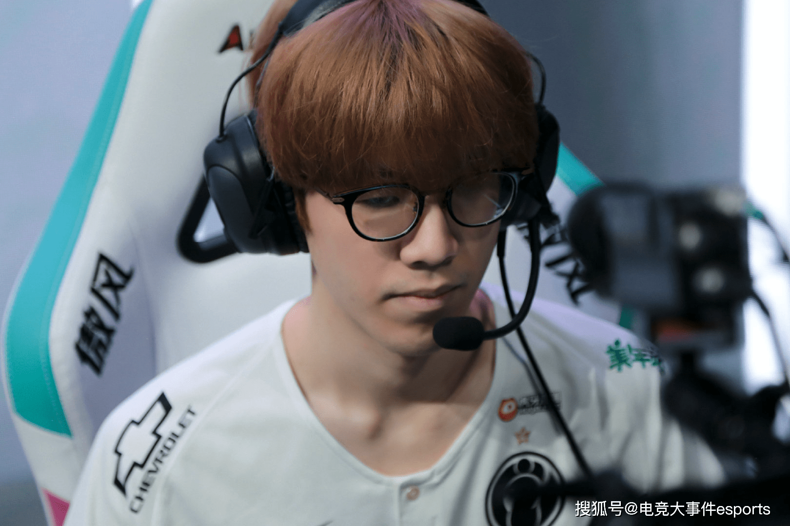右侧形成三